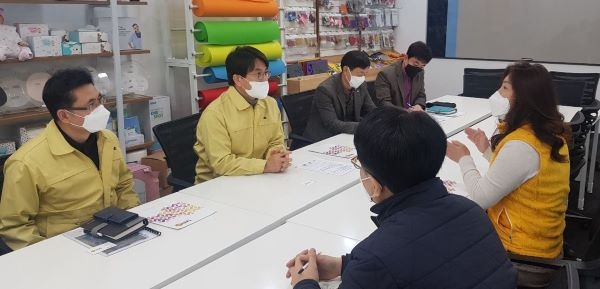 이재현 서구청장, 마스크 제조업체 등 현장방문, 관계자에게 원활한 유통을 위해 노력해줄 것을 당부했다