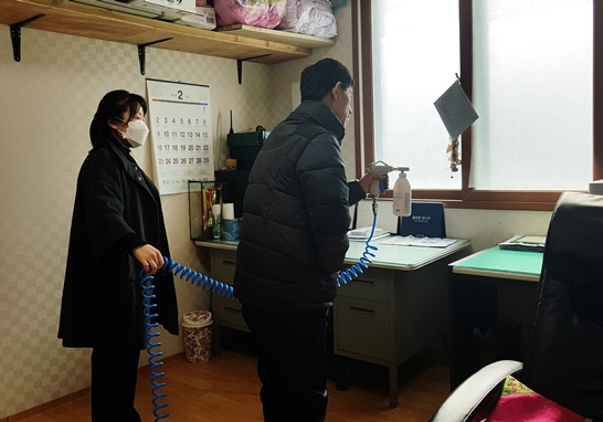 전라남도 담양군 봉산면 경로당에 방역을 진행하고 있는 모습