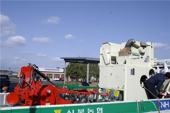 신북농협에 콩파종기, 정선기를 임대하고 있다.