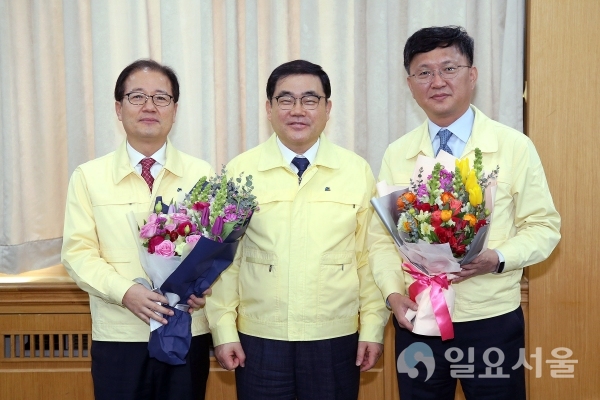 허성무 창원시장은 10일 아침 간부회의 석상에서 박진열 경제일자리국장에게 창원사랑 상품권으로 위축된 상권과 지역경제 활성화에 큰 역할을 해 축하의 꽃을, 2월 달 생일을 맞은 곽기권 환경녹지국장에게는 기쁨의 꽃을 전달했다. @ 창원시 제공