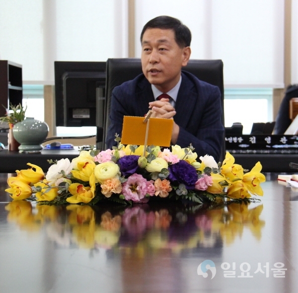 김영관 신임 경북지방우정청장이 10일 청장실에서 업무방침을 밝히고 있다.
