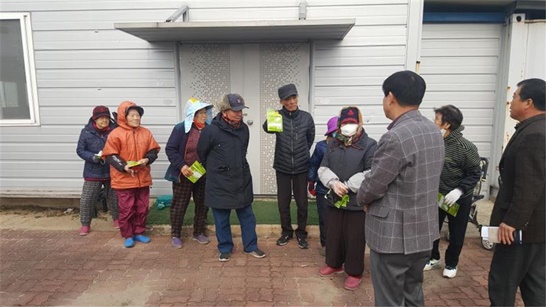장흥군 용산면 노인일자리 사업 참여자 대상으로 신종 코로나바이러스 예방교육을 실시하고 있는 모습