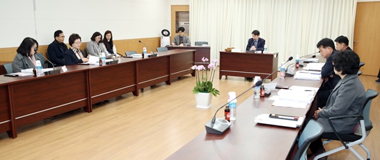 지난 10일 강진군청 소회의실에서 건강가정·다문화가족지원사업과 다함께돌봄사업 위탁 심의위원회가 개최됐다.