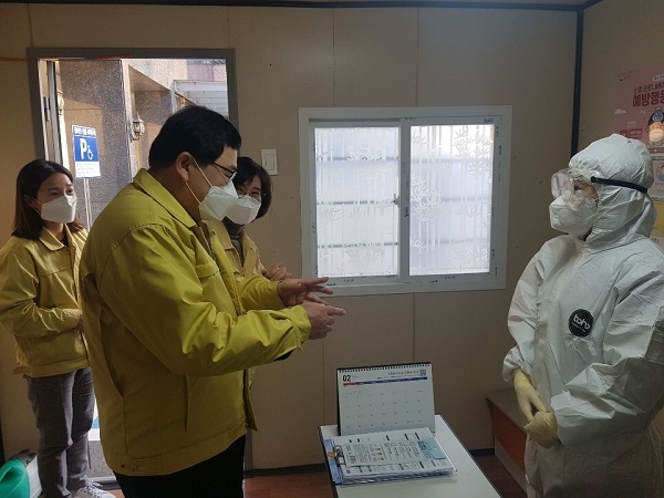 주낙영 경주시장이 지난 10일 신종코로나바이러스 감영증 대응 현장을 방문해 근무자들을 격려하고 있다.