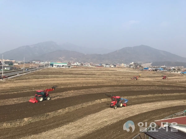 지난 10일 정감있는 향촌동 가꾸기 추진위원회(이하 추진위)와 함께 유채꽃 피는 정감 있는 향촌동을 만들기 위해 향촌동행정복지센터 뒤편 들녘 일원 1만여 평에 유채를 파종했다. @ 사천시 제공