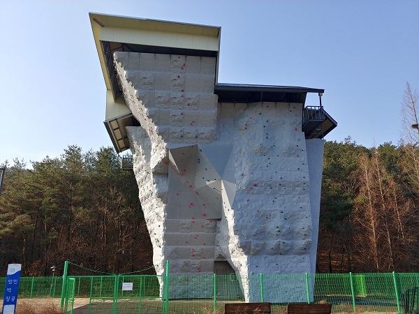 경주베이스볼파크 인공암벽장.