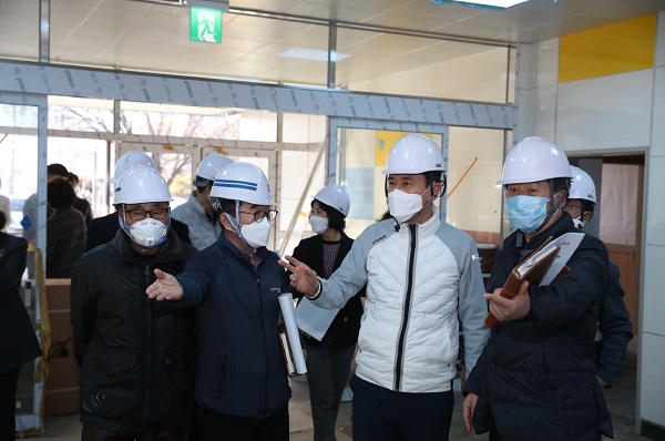 이강덕 포항시장이 13일, 영암도서관을 방문해 리모델링 현장을 점검하고 있다.