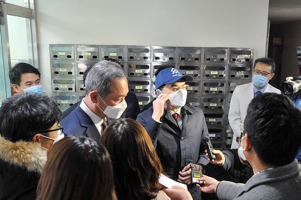 ▲13일 쑨시엔위 중국 주 광주 총영사가 신종 코로나바이러스 감염증 확산을 막기 위해 중국인 유학생들을 관리하고 있는 조선대학교를 찾아 관리 현황을 살피고 유학생들을 격려했다.(사진제공=조선대학교)