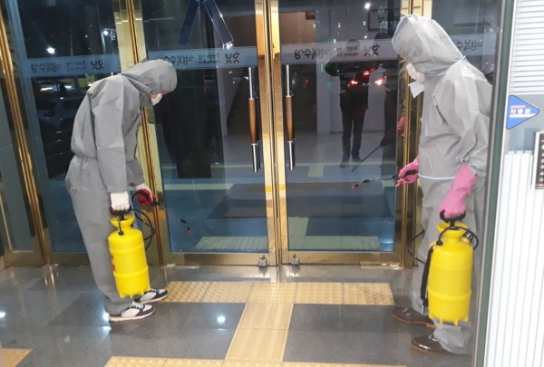 수성구청 행정지원과 직원들이 청사 내 방역소독 작업을 직접 실시하고 있다.