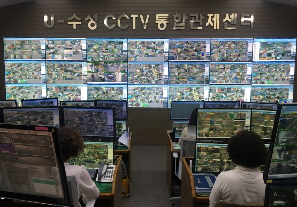수성 CCTV 통합관제센터에서 모니터링 요원들이 CCTV 화면을 보며 관리하고 있다.