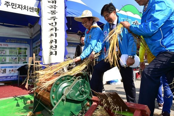 박남춘 시장, 지난 2018년 주민자치박람회에 참석해 벼를 탈곡 하고 있는 모습