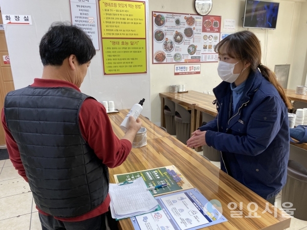 함안군은 지난 18, 19일 양일간 숙박업소와 식품접객업소 1350개소를 대상으로 식중독 예방 및 코로나19 확산 방지를 위한 방역물품을 배부하고 위생지도도 함께 실시했다. @ 함안군 제공