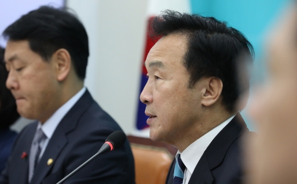 손학규 바른미래당 대표가 23일 오전 국회 바른미래당 회의실에서 열린 제184차 최고위원회의에 참석해 발언하고 있다. [뉴시스]