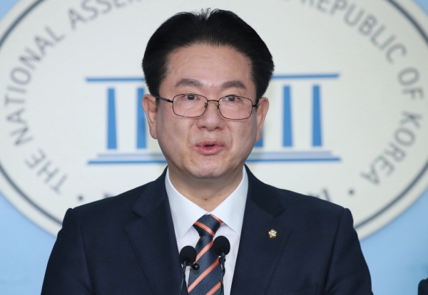 안철수계로 알려진 이동섭 의원이 21일 오후 서울 여의도 국회 정론관에서 미래통합당 입당 기자회견을 하고 있다. 2020.02.21. [뉴시스]