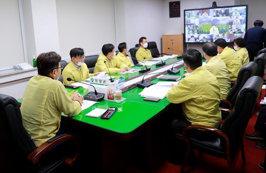 전남 보성군이 코로나19 지역전파 방지를 위한 읍면장 긴급 영상회의를 진행하고 있다.