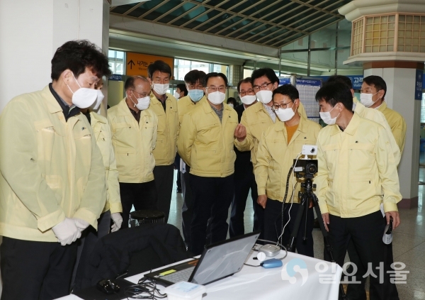 문승욱 경상남도 부시자는 밀양역에 설치된 열화상 카메라 작동 상태를 확인하고 있다. @ 밀양시 제공