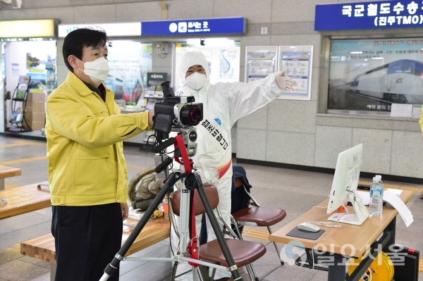 조규일 진주시장은 23일 오전 진주보건소, 진주역, 고속버스터미널을 방문해 코로나19 감염증 현장 대응체계 등 운영상황을 점검했다. @ 진주시 제공