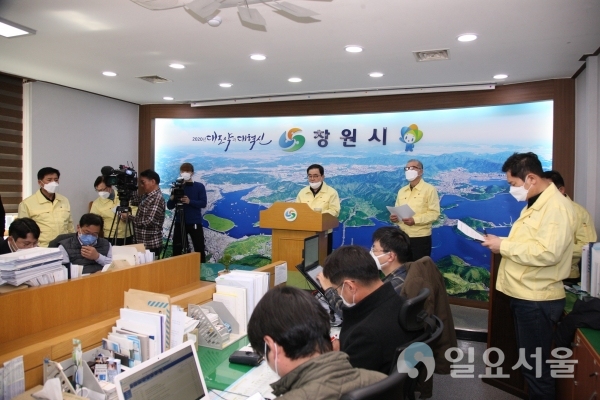 허성무 창원시장은 23일 긴급 브리핑을 열어, 코로나19 확진자 현황과 그간 조치사항, 그리고 향후 대응 계획에 대해 발표했다. @ 창원시 제공