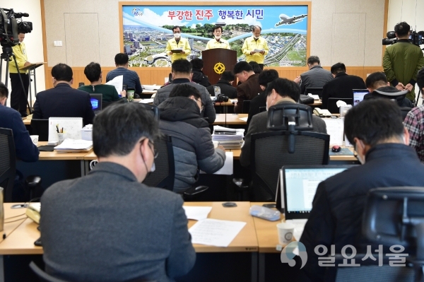조규일 진주시장이 23일 오후 4시, 코로나19 확산방지 조치사항에 대한 브리핑을 하고 있다. @진주시 제공