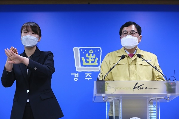 주낙영 경주시장이 25일 코로나19 추가 확진자 2명 발생에 대해 브리핑을 하고 있다.