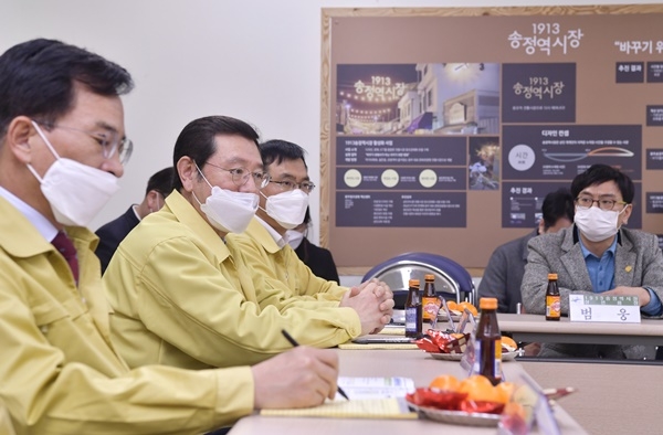 ▲25일 오후 이용섭 광주광역시장이 광산구 1913송정역시장을 방문해 코로나19 여파로 어려움을 겪고 있는 소상공인들을 돕기 위해 임대료 인하에 동참한 건물주와 상인들을 격려하고 있다.(사진제공=광주광역시)