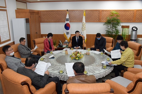 전남 담양군의회가 코로나바이러스-19 대책 보고회를 진행하고 있는 모습이다.
