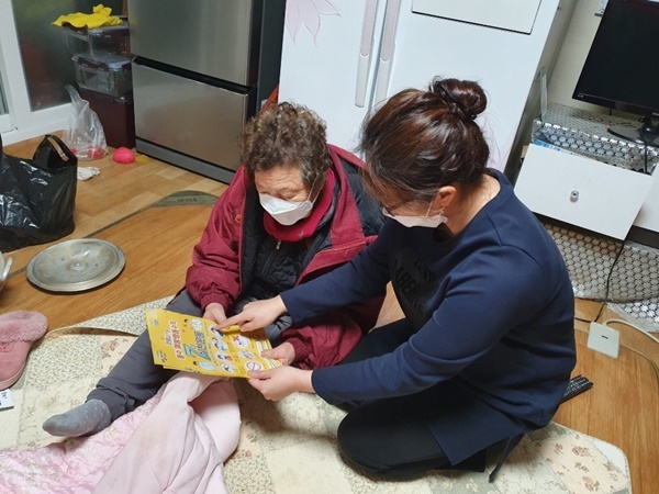 ▲광주시 서구가 코로나19 대응을 위해 지역사회 복지활동가들과 취약계층을 대상으로 ‘긴급 이웃살피미운동’을 전개하고 있다.(사진제공=서구청)