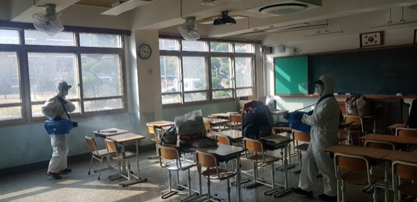 ▲광주시교육청은 코로나19 위기 경보 단계가 ‘심각’으로 격상됨에 따라 26일부터 코로나19 차단 ‘24시간 방역 즉각대응팀’을 운영한다.(사진제공=광주시교육청)