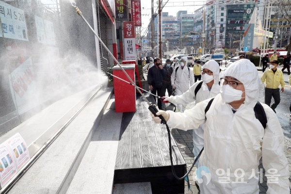 허성무시장은 상남분수광장, 1만세대가 거주하는 성산구 토월성원아파트 등을 찾아 직접 방역을 총지휘했다. 코로나로 인한 지역경제에 타격을 입고 있는 인근 상가 소상공인도 격려했다. @ 창원시 제공