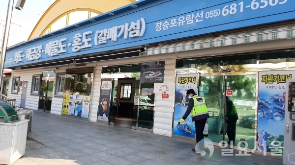 거제시(시장 변광용) 보건소는 '코로나19' 위기 경보가 심각단계로 격상되고 거제시 확진자도 2명으로 증가함에 따라 긴급 방역소독반(8개반 12명)을 편성, 방역에 총력을 기울이고 있다. @ 거제시 제공