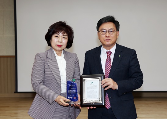 박영숙 함평교육지원청 교육장(좌측)이 함평 명예군민패를 수상했다.