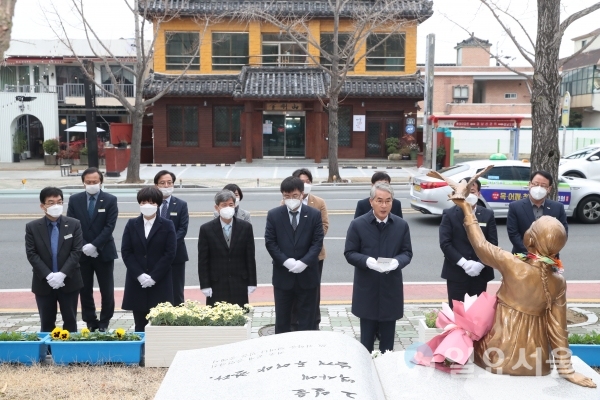 경상남도교육청은 28일, 제2청사 앞 인권·평화 조형물인 '기억과 소망'에 대한 추모식을 열었다. @ 경남교육청 제공