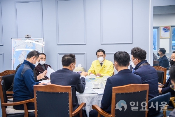 장충남 남해군수는 지난 27일 오후, 군수실에서 '코로나19' 확산으로 어려움을 겪고 있는 소상공인과 자영업자들에게 희망을 안겨줄 수 있는 지역경제 활성화 대책을 논의하기 위해 간담회를 열었다. @ 남해군 제공