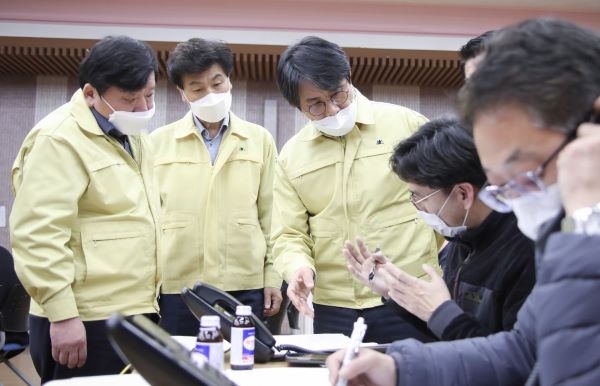 서구 22개 동 행정복지센터 직원 등 44명으로 꾸려진 코로나19 대응 전담직원의 숫자도 코로나19 확산 등 만일의 사태에 대비해 지난 26일 5백여명으로 확충, 비상체제에 돌입하고 있다.