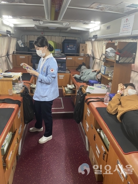 28일 오전 10시부터 오후 4시 30분까지 이동 헌혈버스 2대를 동원해 통영시청 직원과 시민들의 자발적인 참여로 진행됐다. @ 통영시 제공