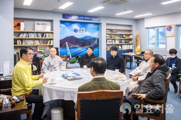 장충남 남해군수는 지난 28일 오후 3시, 4대 종교 지도자들과 간담회를 갖고 '코로나19' 지역 확산 방지를 위해 종교계의 동참과 협조를 요청하고, '코로나19' 감염 불안감으로 몸과 마음이 지친 군민들을 위해 종교 지도자들의 따뜻한 위로를 당부했다. @ 남해군 제공