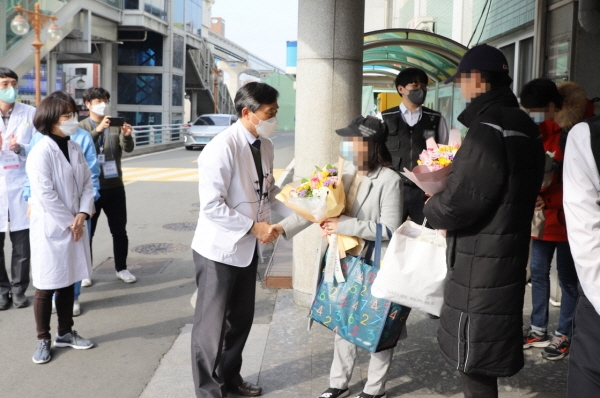 계명대 대구동산병원 의료진들이 완치자들의 퇴원을 축하하고 있다. 사진제공=계명대 동산병원