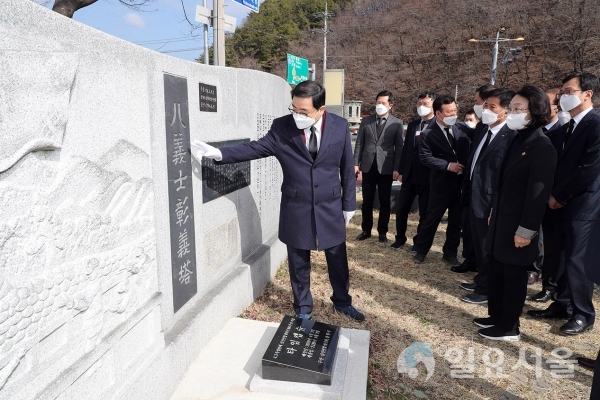 허성무시장은 1일 간부공무원 30여 명과 함께 창원시 애국지사사당을 시작으로 팔의사묘역, 죽헌 이교재 열사 순국기적비, 팔의사창의탑 등 네 곳을 찾아 참배했다. @ 창원시 제공