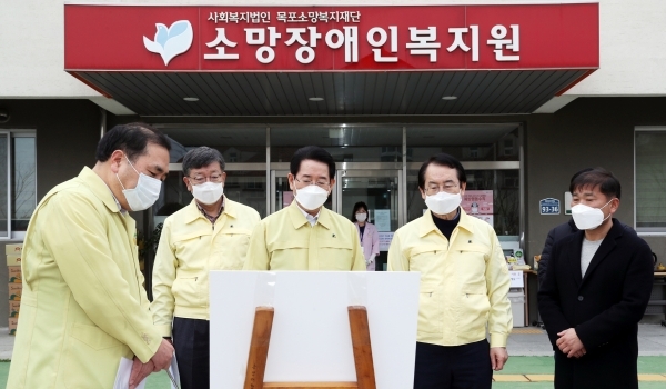 김영록 지사는 전남지역에 ‘코로나19’ 확진자가 잇따라 발생함에 따라 면역력이 취약한 장애인들이 거주하고 있는 목포 소망장애인복지원 현장을 방문했다.