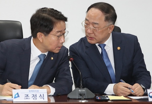 조정식 더불어민주당 정책위의장과 홍남기 경제부총리 겸 기획재정부 장관이 2일 오전 서울 여의도 국회 의원회관에서 열린 코로나19 대응 추경예산 편성 당정협의에 참석해 이야기 나누고 있다. [뉴시스]