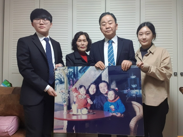 한문식 교수(좌측에서 세 번째) 가족.