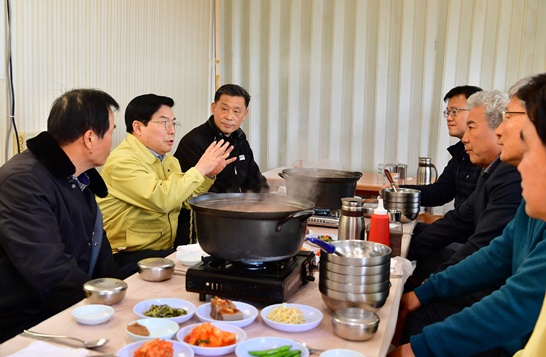 유두석 장성군수가 산업농공단지 대표들과  관내식당에서 지역경제 활성화 동참을 당부하고 있다.