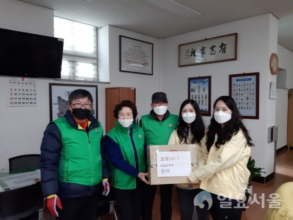 진주시새마을회는 지난 29일, '코로나19' 확산방지를 위해 일선 현장행정의 접점에서 비상근무하고 있는 읍·면 사무소 및 동행정복지센터를 방문해 격려했다. @ 진주시 제공