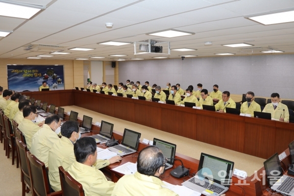 함안군은 2일 오전 8시 40분 군청 별관 3층 회의실에서 조근제 군수 주재로 3월 연석회의를 개최했다. @ 함안군 제공