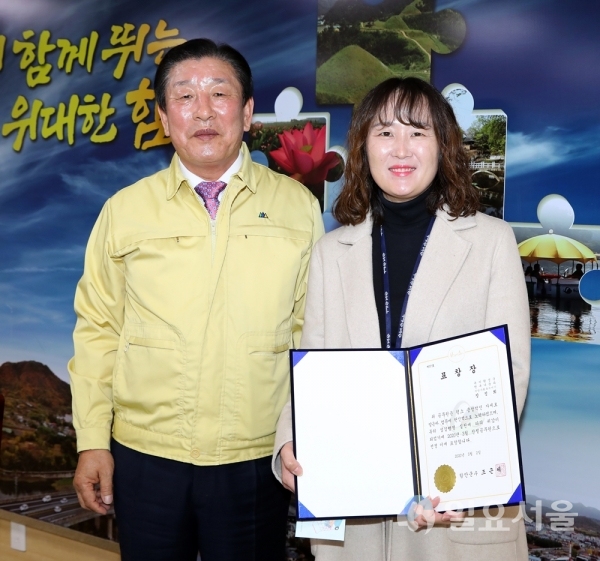 함안군은 복지환경국 행복나눔과에서 근무하는 장정희(사회복지8급) 주무관을 3월 친절공무원으로 선정하고 표창을 수여했다. @ 함안군 제공
