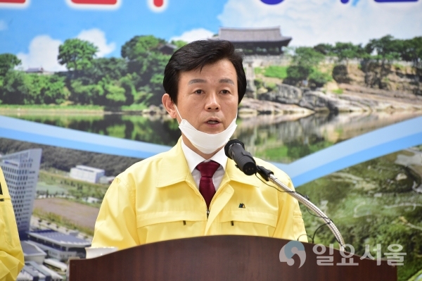 조규일 진주시장이 코로나19 확산방지 일일 브리핑 12차 기자회견을 하고 있다. @ 진주시 제공