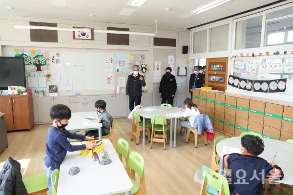 박종훈 교육감은 긴급돌봄 첫 날인 2일, 창원 용남초등학교를 방문해 긴급돌봄 현장을 점검 했다. @ 경남교육청 제공