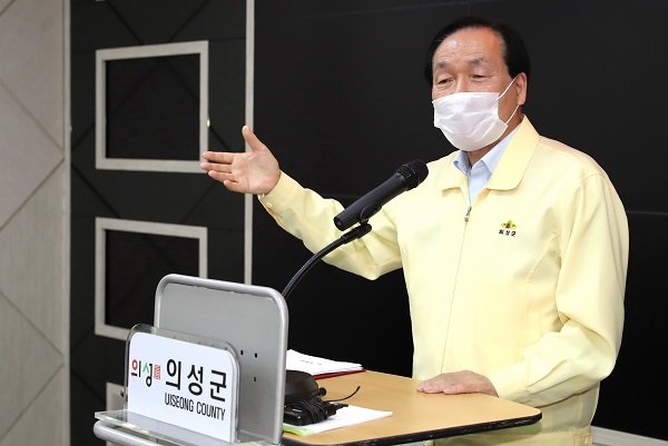 김주수 의성군수가 추가 확진자에 대해 브리핑을 하고 있다.