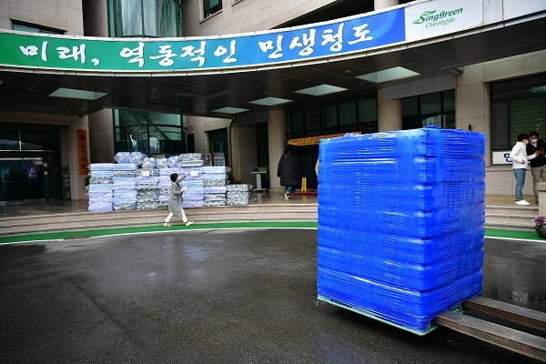 코로나19 성금과 물품.
