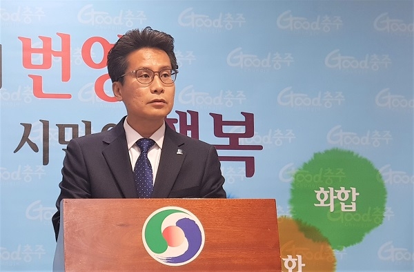 제21대 총선 충북 충주 선거구의 더불어민주당 박지우 예비후보가 17일 충주시청 브리핑룸에서 당의 김경욱 예비후보 단수 공천에 관한 입장을 밝히고 있다. [뉴시스]